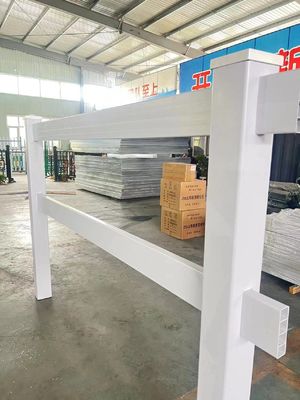 Λευκό φράχτη 4 σιδηροδρόμων από PVC για άλογα