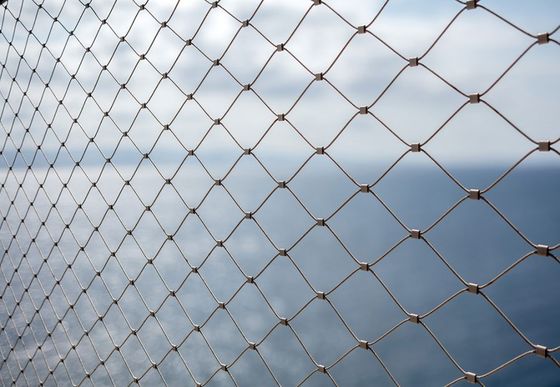 Μαλακό πλέγμα συρματόσχοινου από ανοξείδωτο χάλυβα με γωνίες ανοίγματος ματιών 60° και γαλβανισμένο φινίρισμα γυαλισμένο για προστασία κτιρίων