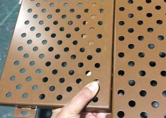 Ηλεκτρικά γαλβανισμένα διάτρητα πλακάκια οροφής 2x2 επικαλυμμένα με PVDF
