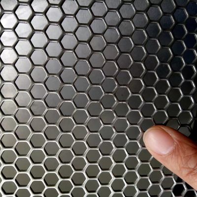 Εξαγωνικό φύλλο 1mm πλέγματος μετάλλων τρυπών διατρυπημένο αργίλιο πάχος