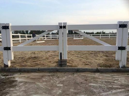 Σταθερό λευκό μαύρο χρώμα PVC Σιδηροδρομική φράχτη Ranch Paddock άλογο φράχτη