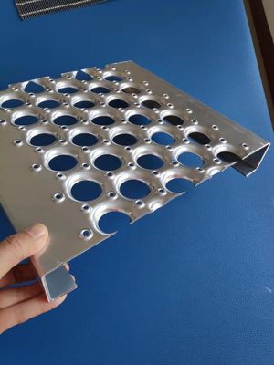 Χάλυβας διάβασης πεζών ασφάλειας στεγών 1.5mm δοκός στέγης πιασιμάτων που ξύνει την υπαίθρια αντιολισθητική μορφή τρυπών Ο