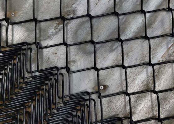 Το PVC έντυσε το μαύρο γαλβανισμένο αθλητικό τομέα πλέγματος καλωδίων μορφής διαμαντιών φρακτών συνδέσεων αλυσίδων