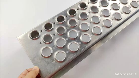 Αυξημένος γύρω από το κιγκλίδωμα χάλυβα διάβασης πεζών ασφάλειας στεγών τρυπών βιομηχανικό