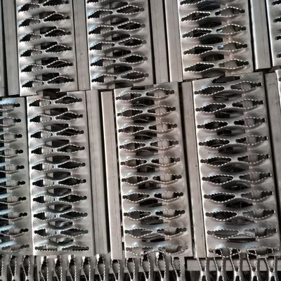 Αντιολισθητικό αργίλιο 12 κιγκλιδωμάτων σανίδων διαμαντιών διάβαση πεζών χάλυβα μετρητών